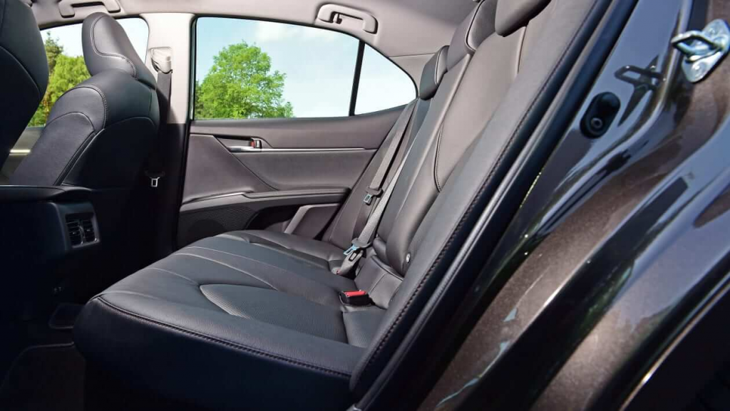 Toyota Camry interior si confort