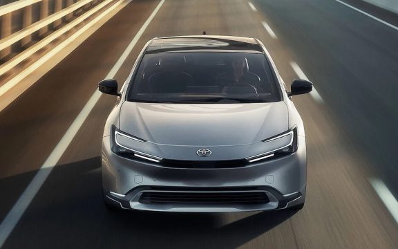 Toyota reproiectează hibridul Prius mai sportiv