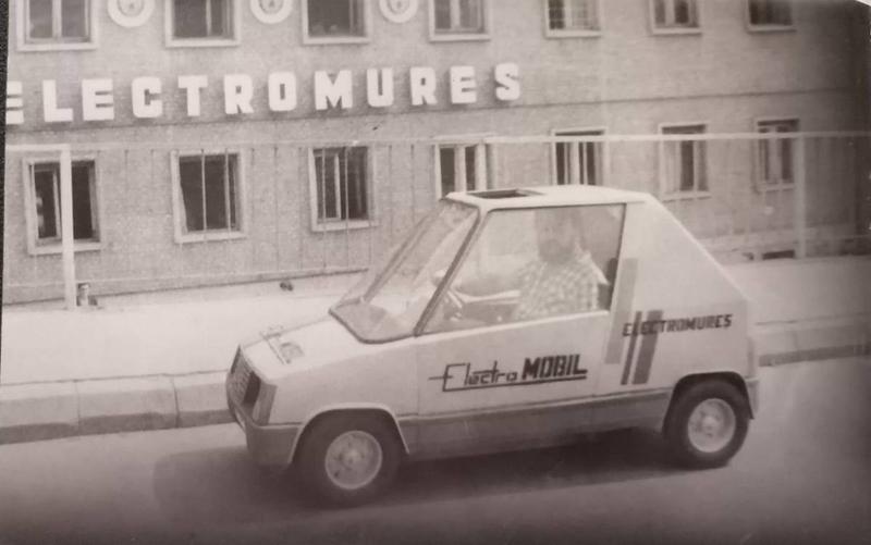 Mașina electrică ElectroMOBIL, inventată de inginerii români din Electromureș în 1989