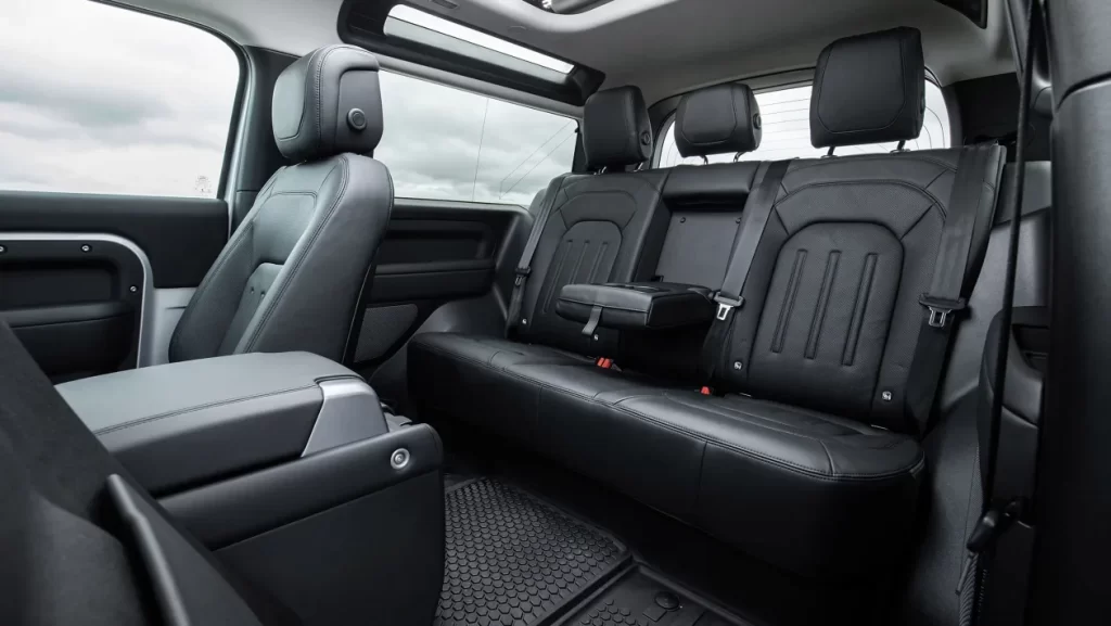 Land Rover Defender 2023 interior și confort