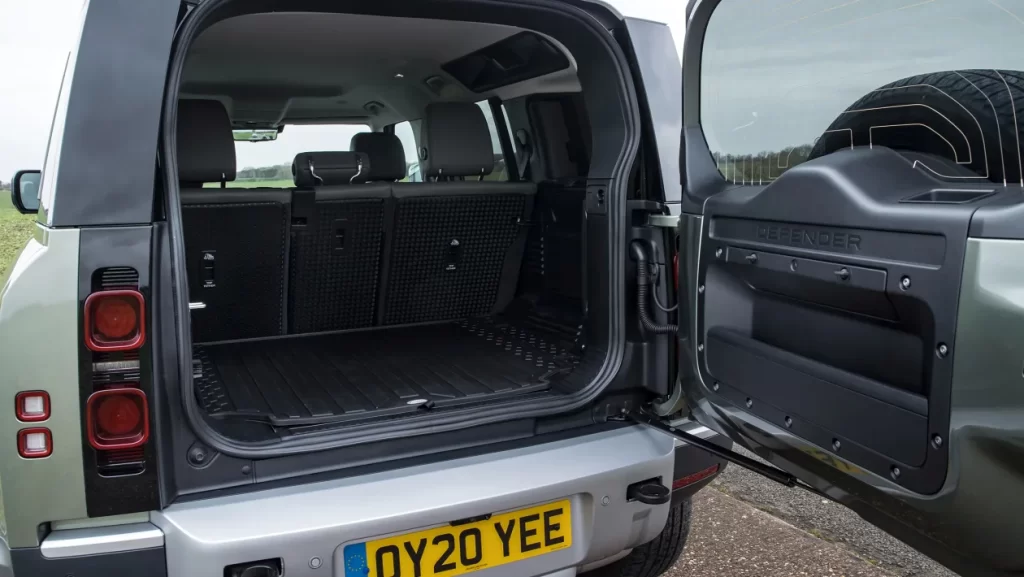 Spatiu interior Land Rover Defender 2023 și volum portbagaj