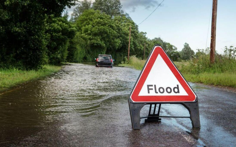 Sfaturi utile pentru condusul pe timp de ploaie sau drumuri inundate