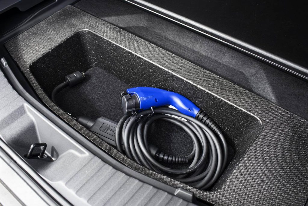 Toyota bZ4X depozitare cabluri incarcare