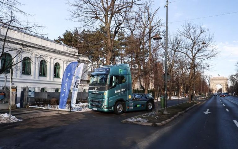 Electrificarea transporturilor grele începe și în România cu primul „TIR” electric operațional