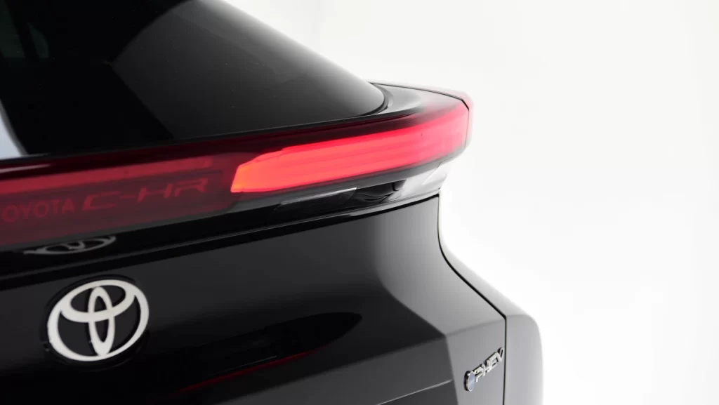 Toyota C-HR 2023 bara luminoasa spate