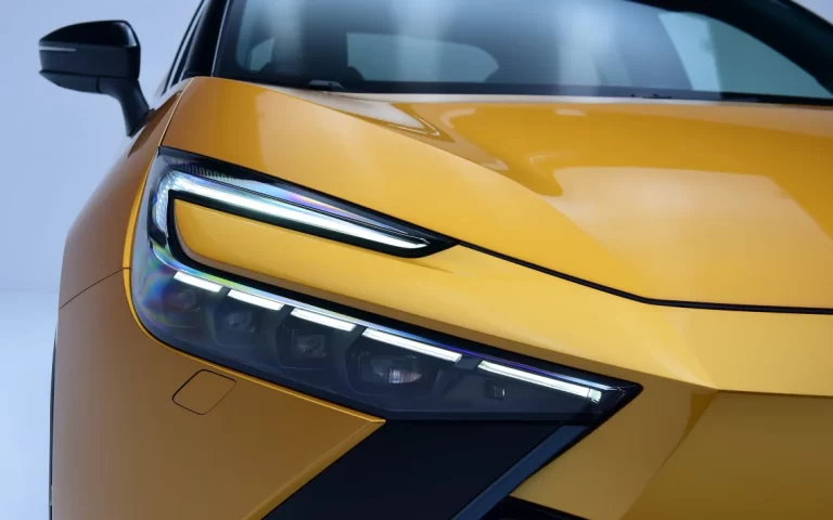 Toyota C-HR 2023 capătă aspectul mașinii concept și putere hibridă