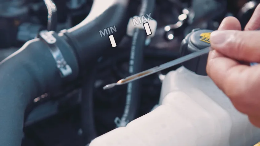 Cum să verifici și să completezi uleiul de motor corect