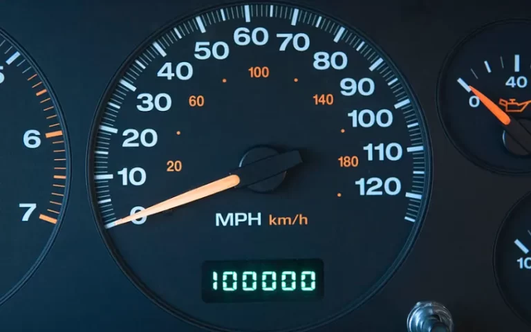 Mașinile cu culori maro, negre și gri sunt cele care au cel mai ridicat kilometraj mediu